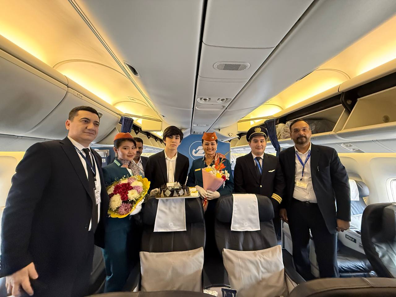 Победитель Кубка мира ФИДЕ Жавохир Синдаров был окружен вниманием и уважением во время своего возвращения на родину.